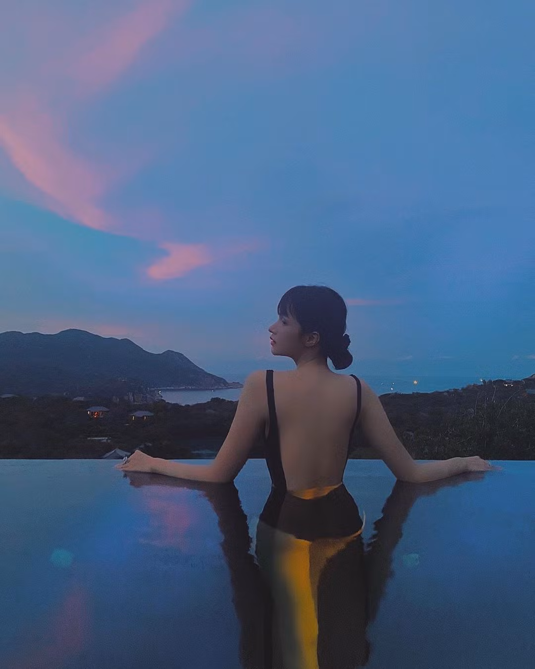 Hương Giang Idol sexy với đồ bơi, ôm ấp ‘trai lạ’ khiến dân tình xôn xao ảnh 4