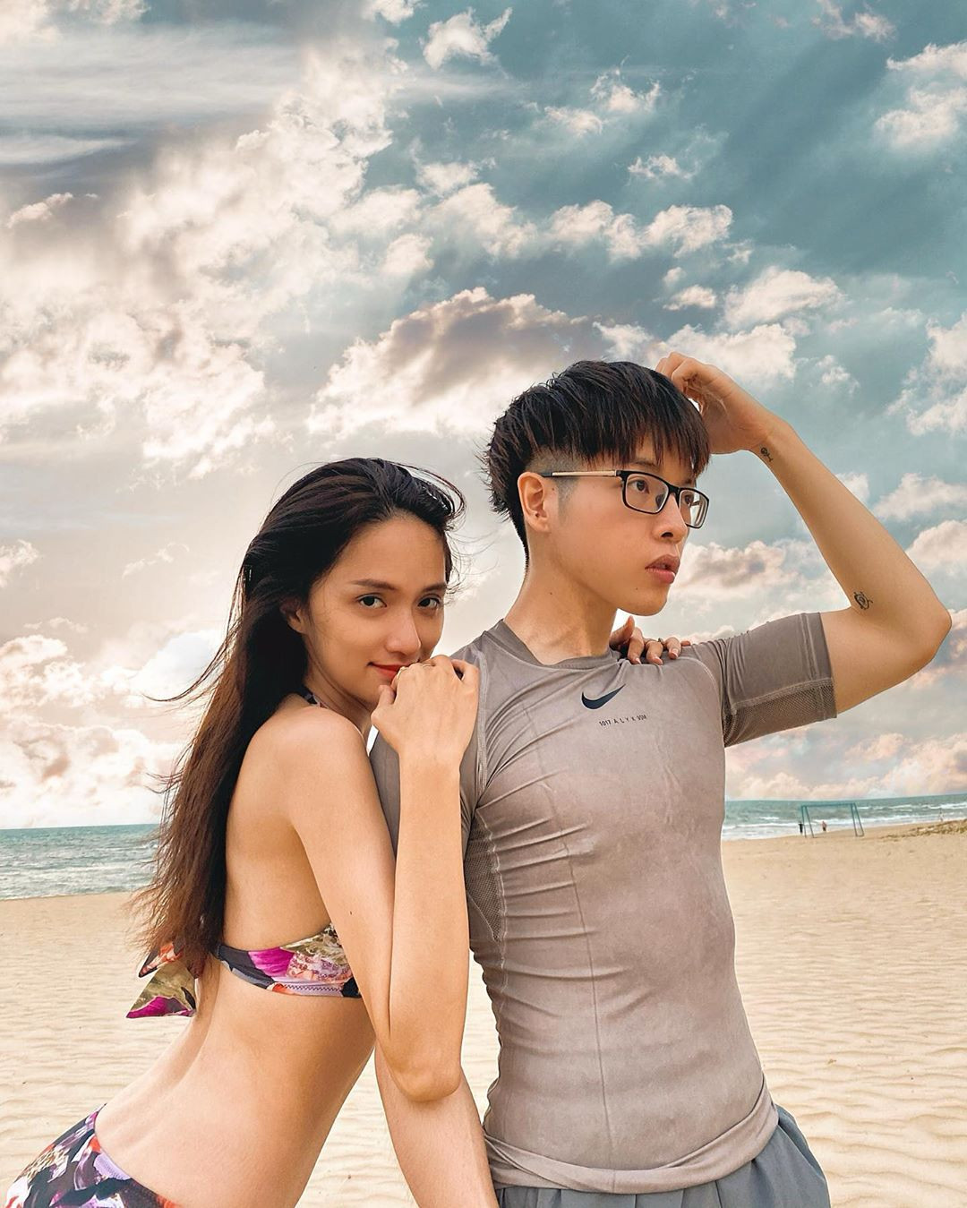 Hương Giang Idol sexy với đồ bơi, ôm ấp ‘trai lạ’ khiến dân tình xôn xao ảnh 8