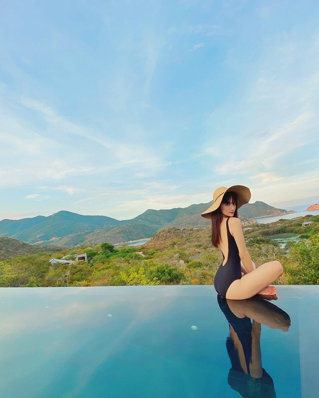 Hương Giang Idol sexy với đồ bơi, ôm ấp ‘trai lạ’ khiến dân tình xôn xao ảnh 5