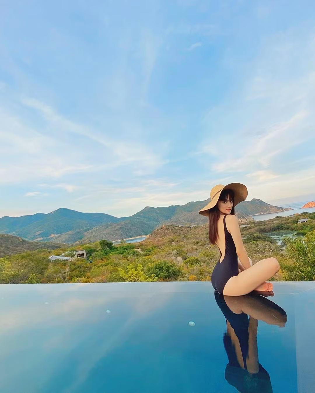 Hương Giang Idol sexy với đồ bơi, ôm ấp ‘trai lạ’ khiến dân tình xôn xao ảnh 5