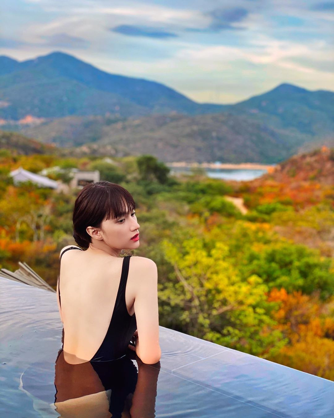 Hương Giang Idol sexy với đồ bơi, ôm ấp ‘trai lạ’ khiến dân tình xôn xao ảnh 3