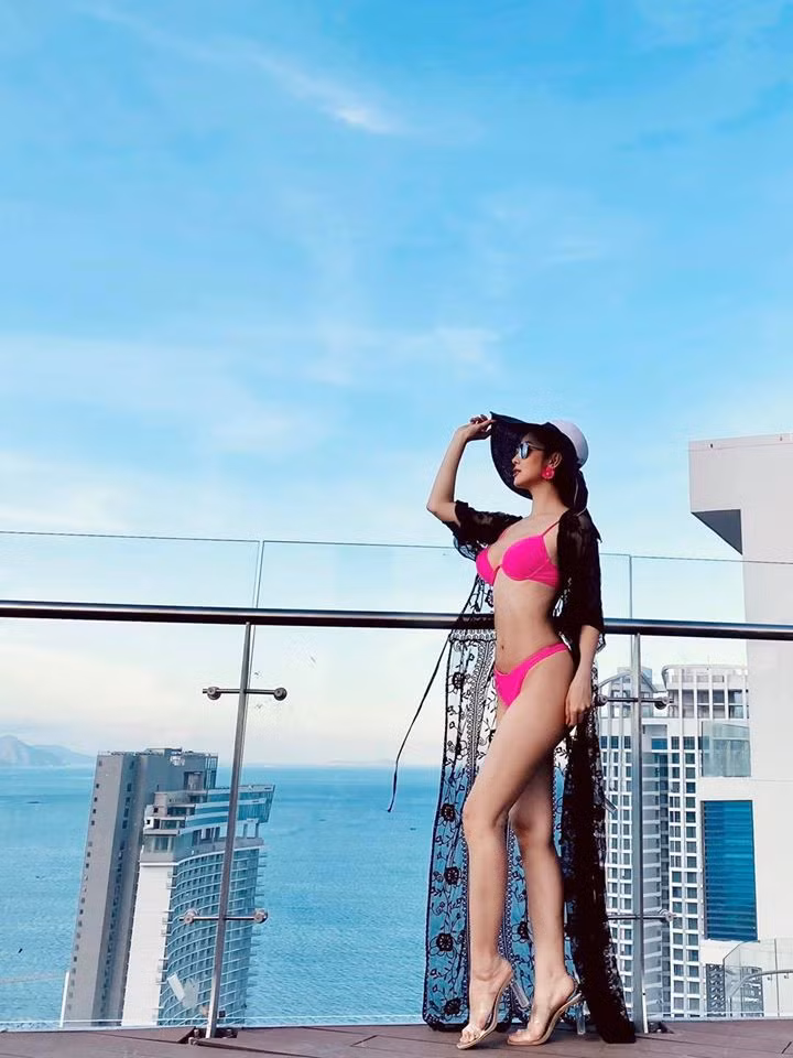Ngây ngất đường cong ‘gái 4 con vẫn mòn con mắt’ của Jennifer Phạm ảnh 1