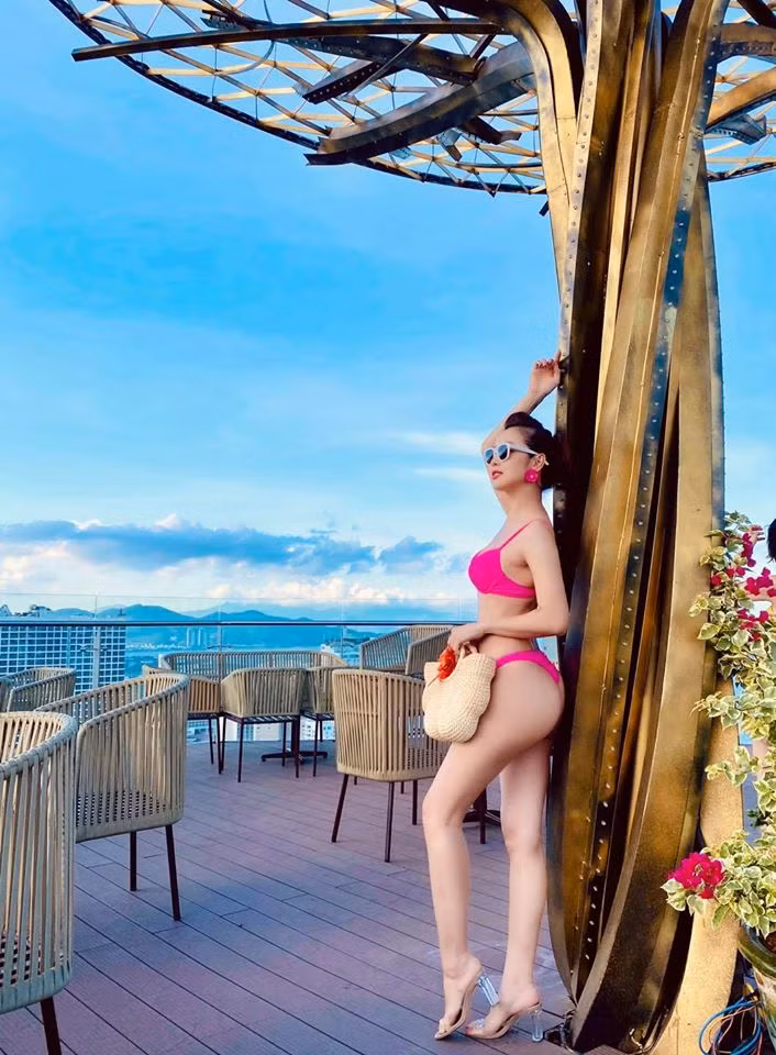 Ngây ngất đường cong ‘gái 4 con vẫn mòn con mắt’ của Jennifer Phạm ảnh 4