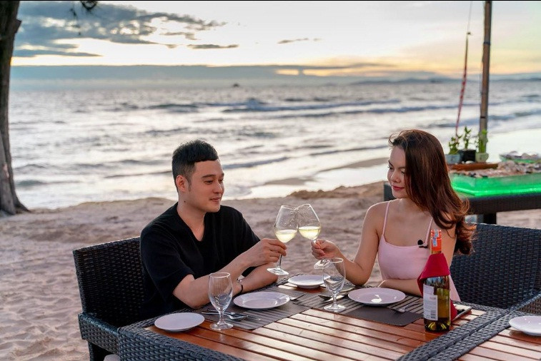 Quang Vinh gây tranh cãi khi đăng ảnh say đến ngất trước cửa phòng khách sạn ảnh 6