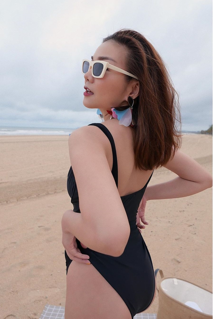 Thanh Hằng sexy với đồ bơi một mảnh, khoe đôi chân dài 1m12 ‘trứ danh’ ảnh 2