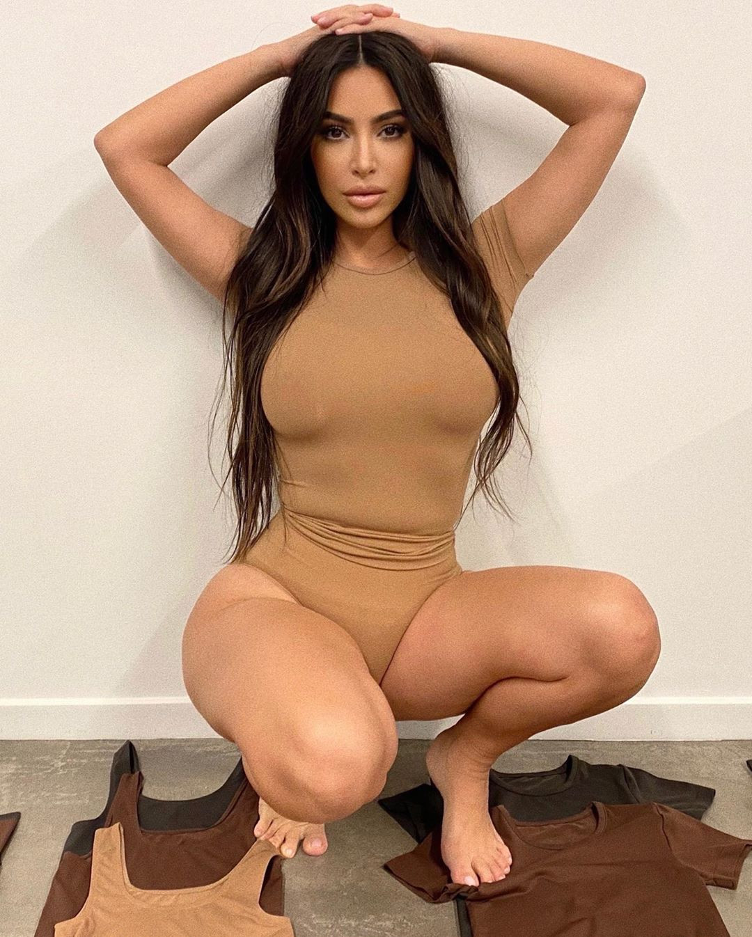 Kim Kardashian khoe vòng 1 ‘khủng’ với nội y ảnh 4