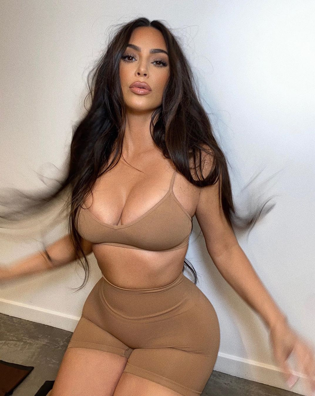 Kim Kardashian khoe vòng 1 ‘khủng’ với nội y ảnh 1