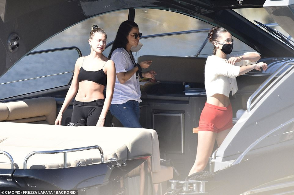 Bella Hadid và Hailey Bieber đọ dáng với bikini bé xíu trên du thuyền ảnh 1