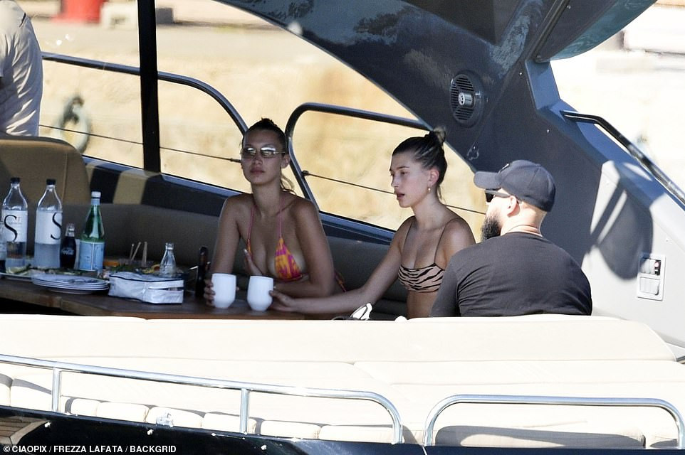 Bella Hadid và Hailey Bieber đọ dáng với bikini bé xíu trên du thuyền ảnh 2