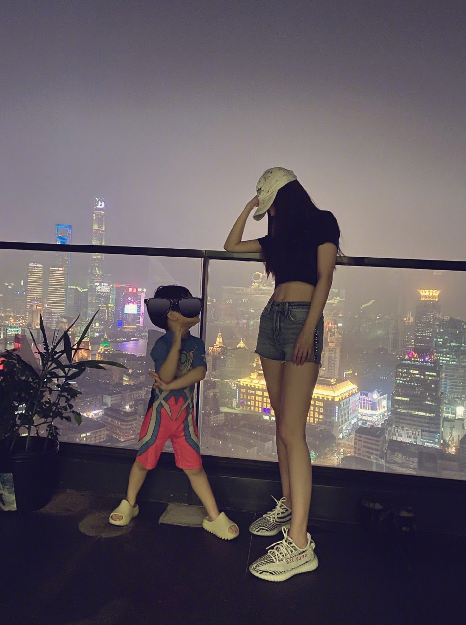 Angelababy tung ảnh khoe eo thon – chân dài, nhưng con trai 3 tuổi mới là tâm điểm ảnh 1