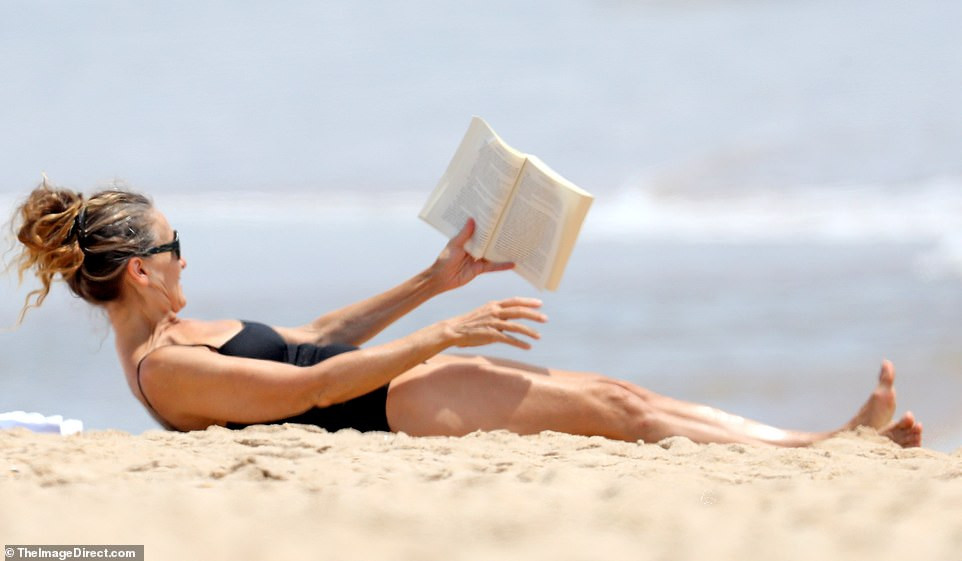 Sao ‘Sex and the City’ khoe dáng nuột khó tin tuổi 55, vòng một ‘khủng’ gây chú ý ảnh 7