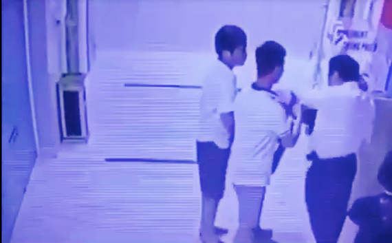 Không được phục vụ thang máy, doanh nhân cầm súng đe dọa bảo vệ chung cư ảnh 1