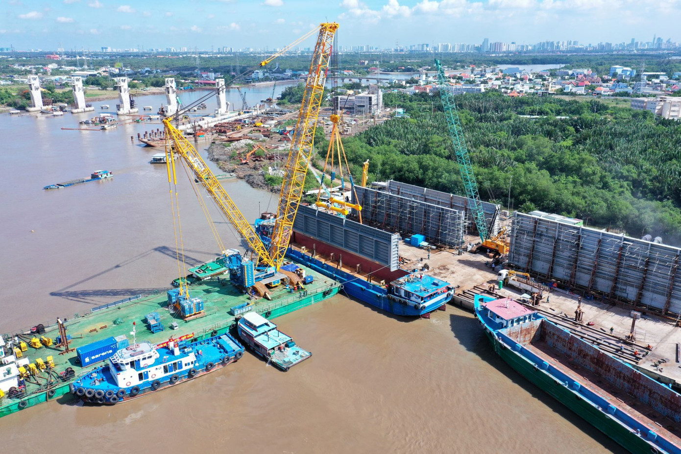 Lắp cửa van cống đầu tiên dự án chống ngập 10.000 tỷ tại TPHCM ảnh 8