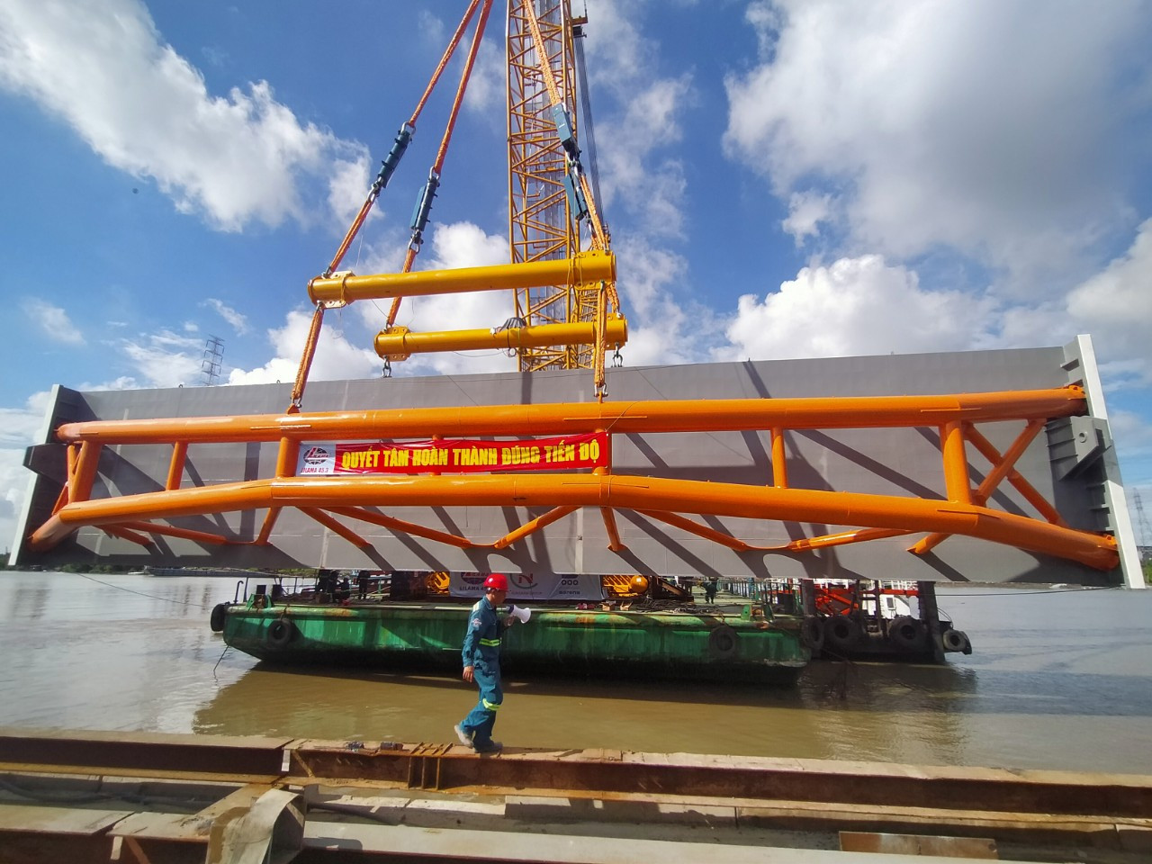 Lắp cửa van cống đầu tiên dự án chống ngập 10.000 tỷ tại TPHCM ảnh 6