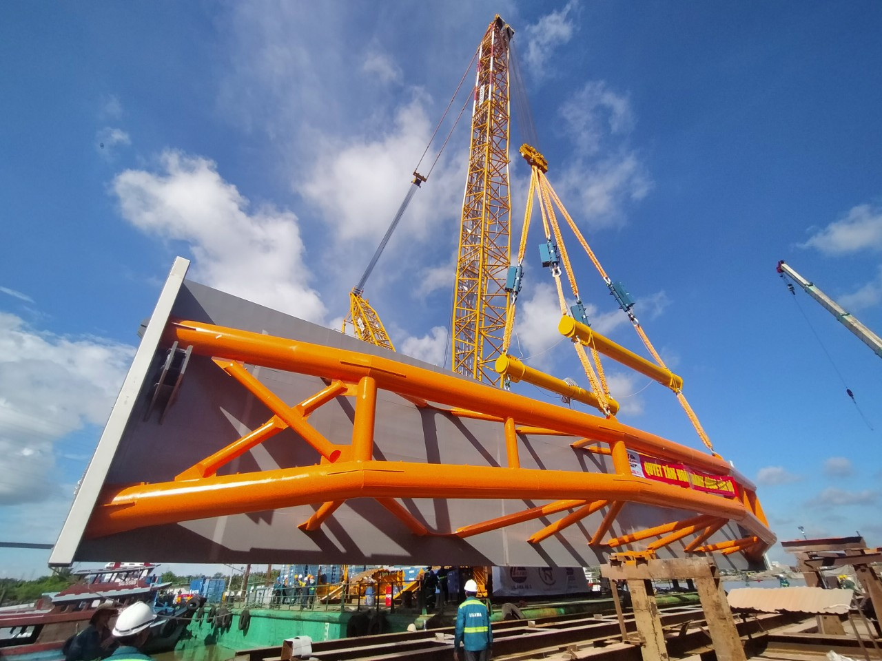 Lắp cửa van cống đầu tiên dự án chống ngập 10.000 tỷ tại TPHCM ảnh 5