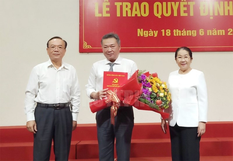 Thành ủy TPHCM công bố quyết định về công tác cán bộ ảnh 1