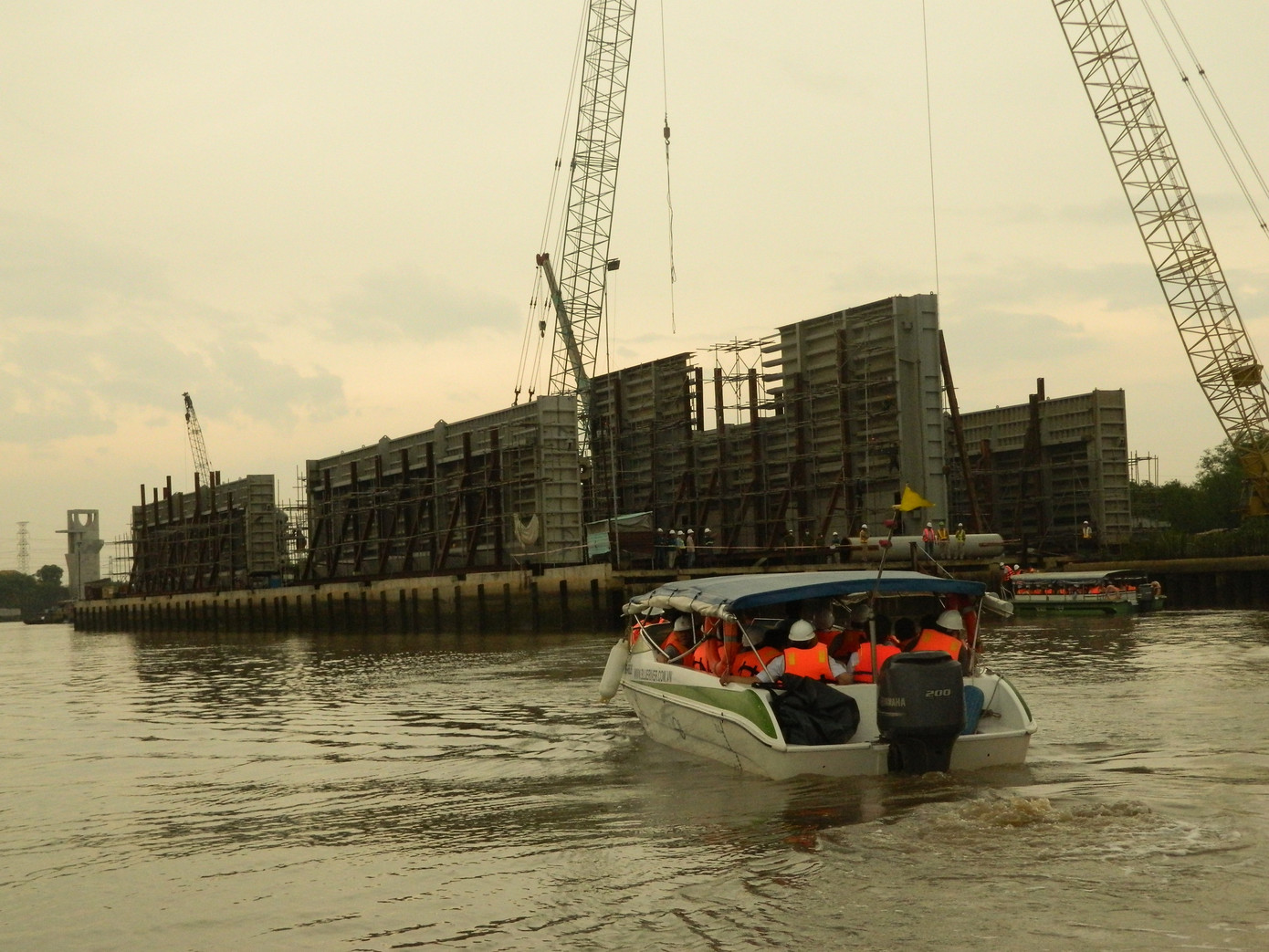 Lắp cửa van cống đầu tiên dự án chống ngập 10.000 tỷ tại TPHCM ảnh 1