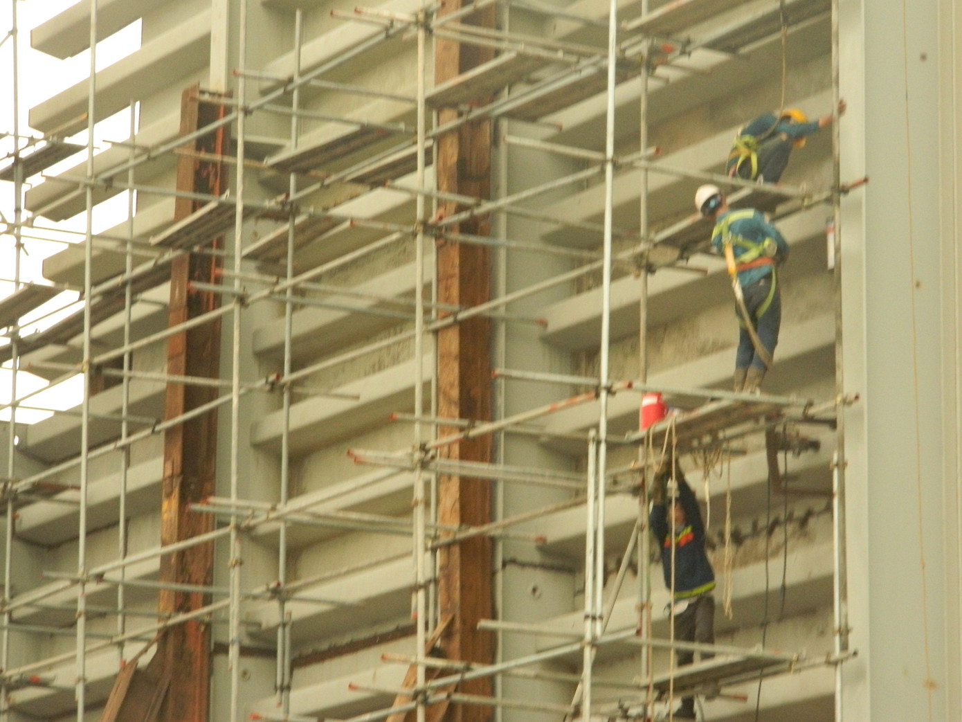 Lắp cửa van cống đầu tiên dự án chống ngập 10.000 tỷ tại TPHCM ảnh 2