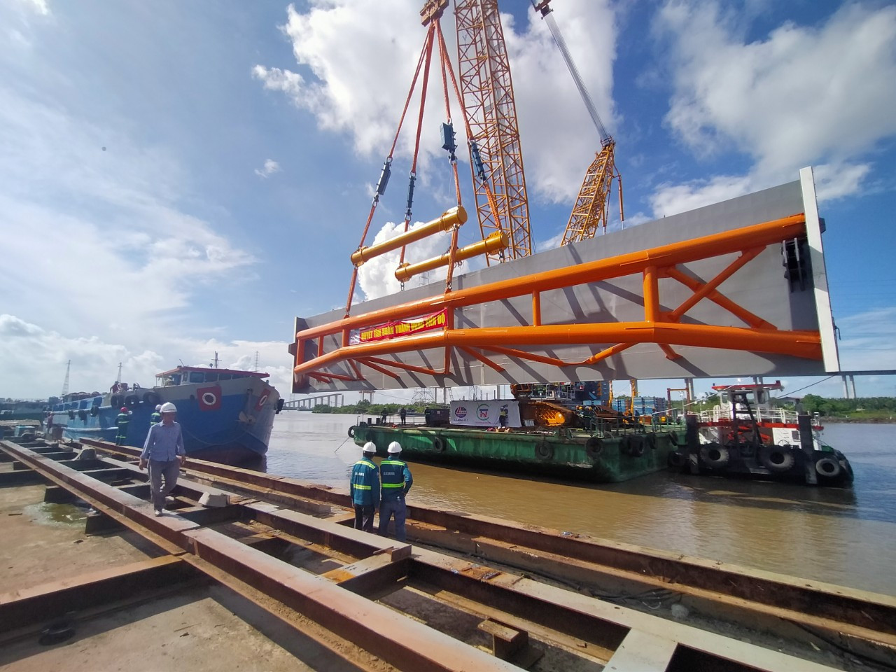 Lắp cửa van cống đầu tiên dự án chống ngập 10.000 tỷ tại TPHCM ảnh 9