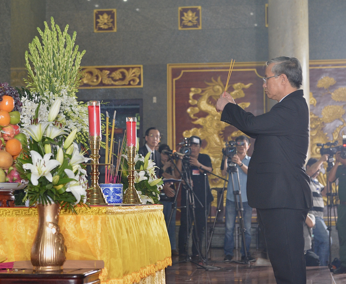 Lãnh đạo Đảng, nhà nước viếng nhà tình báo huyền thoại Trần Quốc Hương ảnh 2