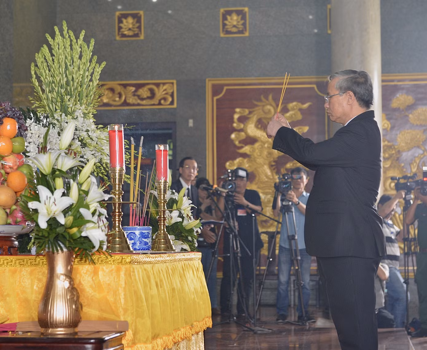 Lãnh đạo Đảng, nhà nước viếng nhà tình báo huyền thoại Trần Quốc Hương ảnh 2