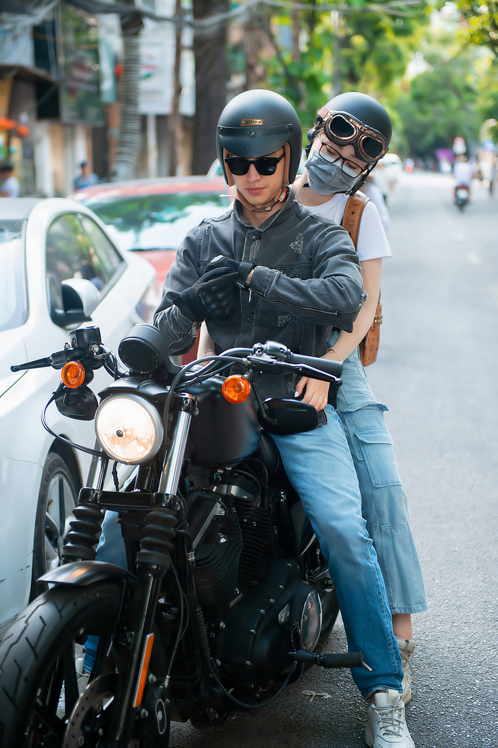 Á hậu Phương Nga được bạn trai Bình An chở bằng xe phân khối lớn cực 'ngầu' trên phố ảnh 2