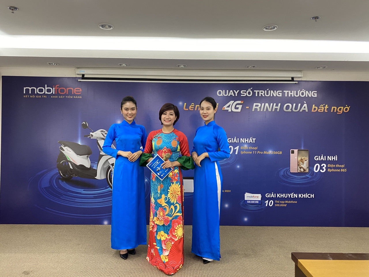 Mobifone tổ chức buổi quay số trúng thưởng chương trình 'Lên đời 4G, rinh quà bất ngờ' ảnh 1