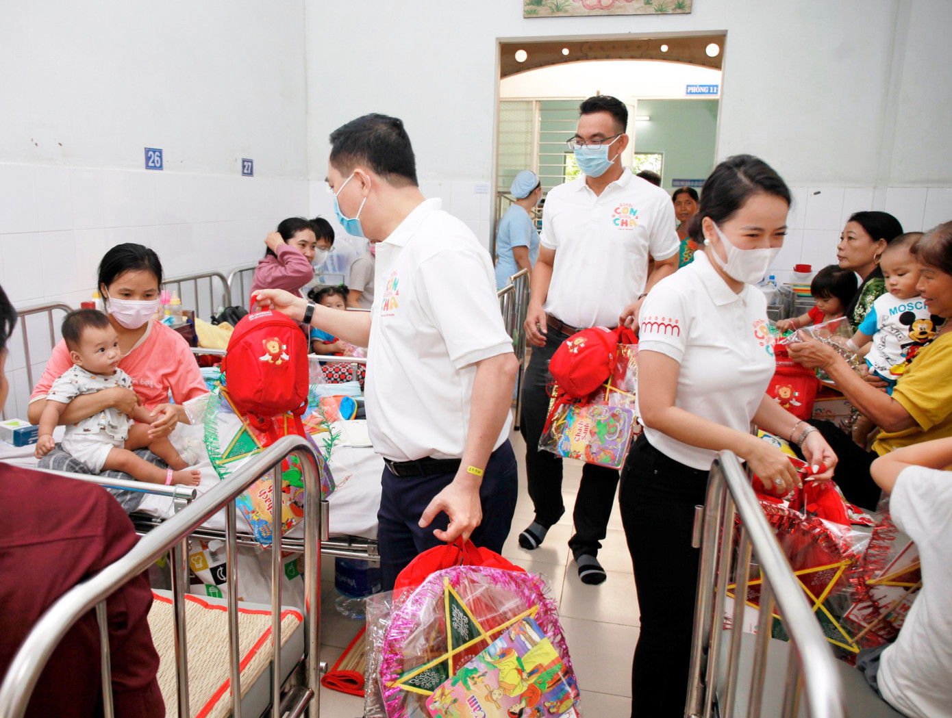 Generali trao tặng 500 phần quà ý nghĩa cho các bệnh nhi khó khăn trên toàn quốc ảnh 1