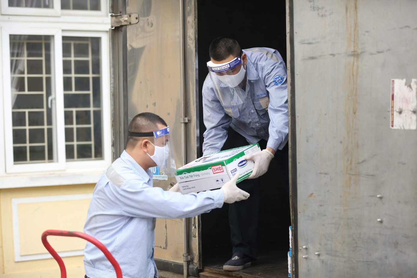 Đảm bảo việc uống sữa học đường đầy đủ cho học sinh khi tựu trường ảnh 1