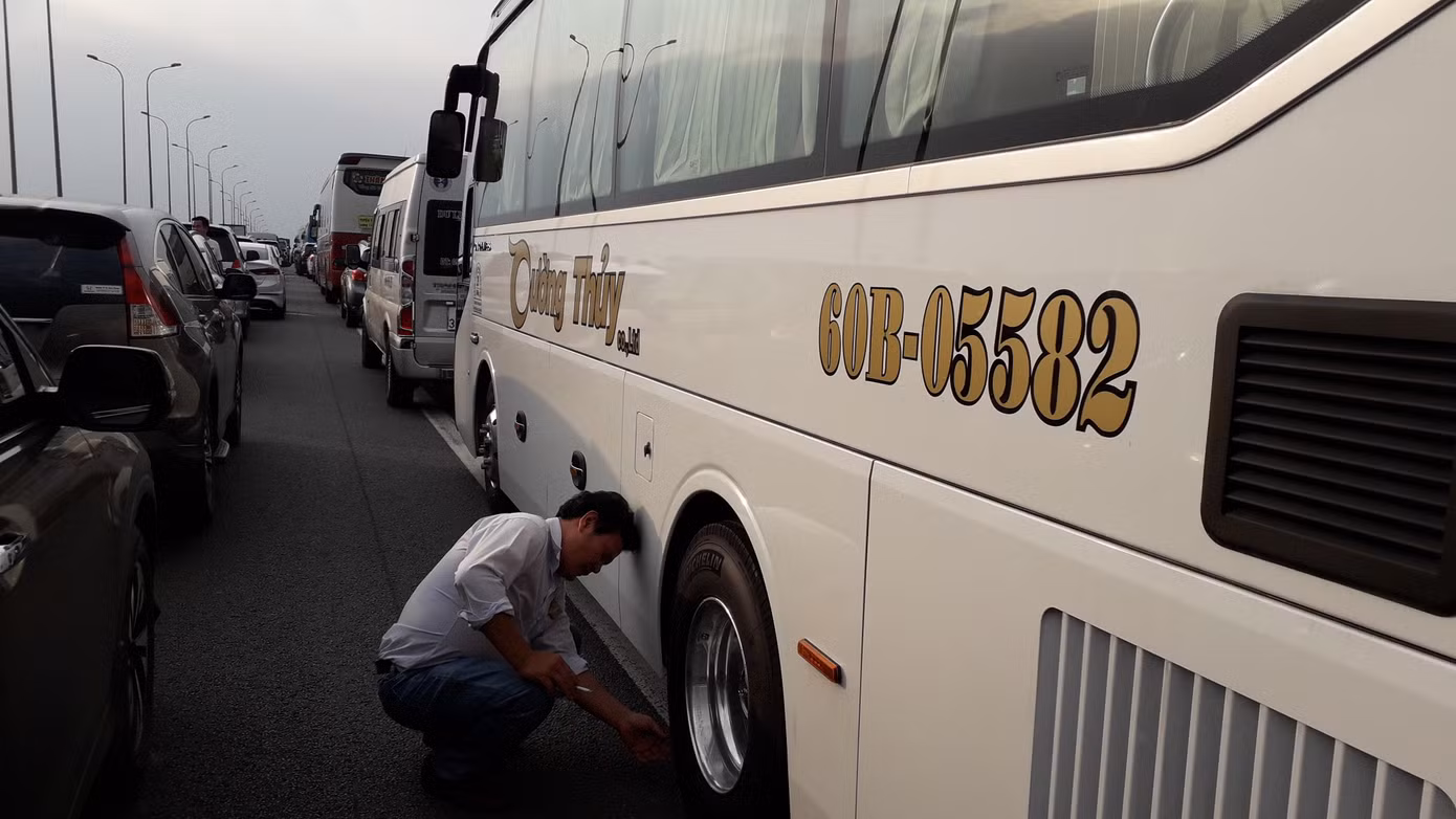 Cao tốc Long Thành kẹt nhiều giờ, dân phá dải phân cách đi bộ về TPHCM ảnh 1