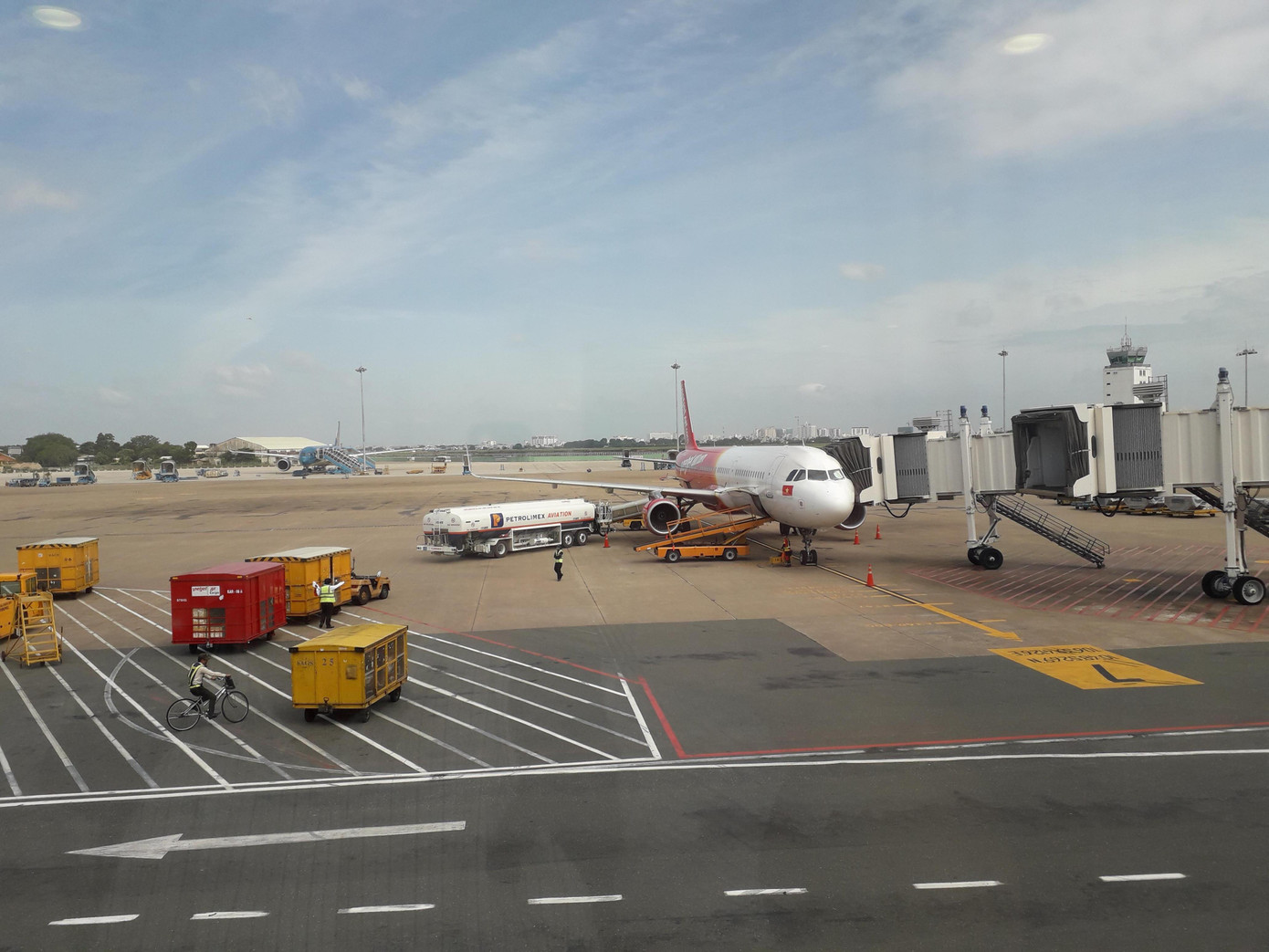 Mở đường, phân luồng chống ùn tắc sân bay Tân Sơn Nhất dịp Tết ảnh 1