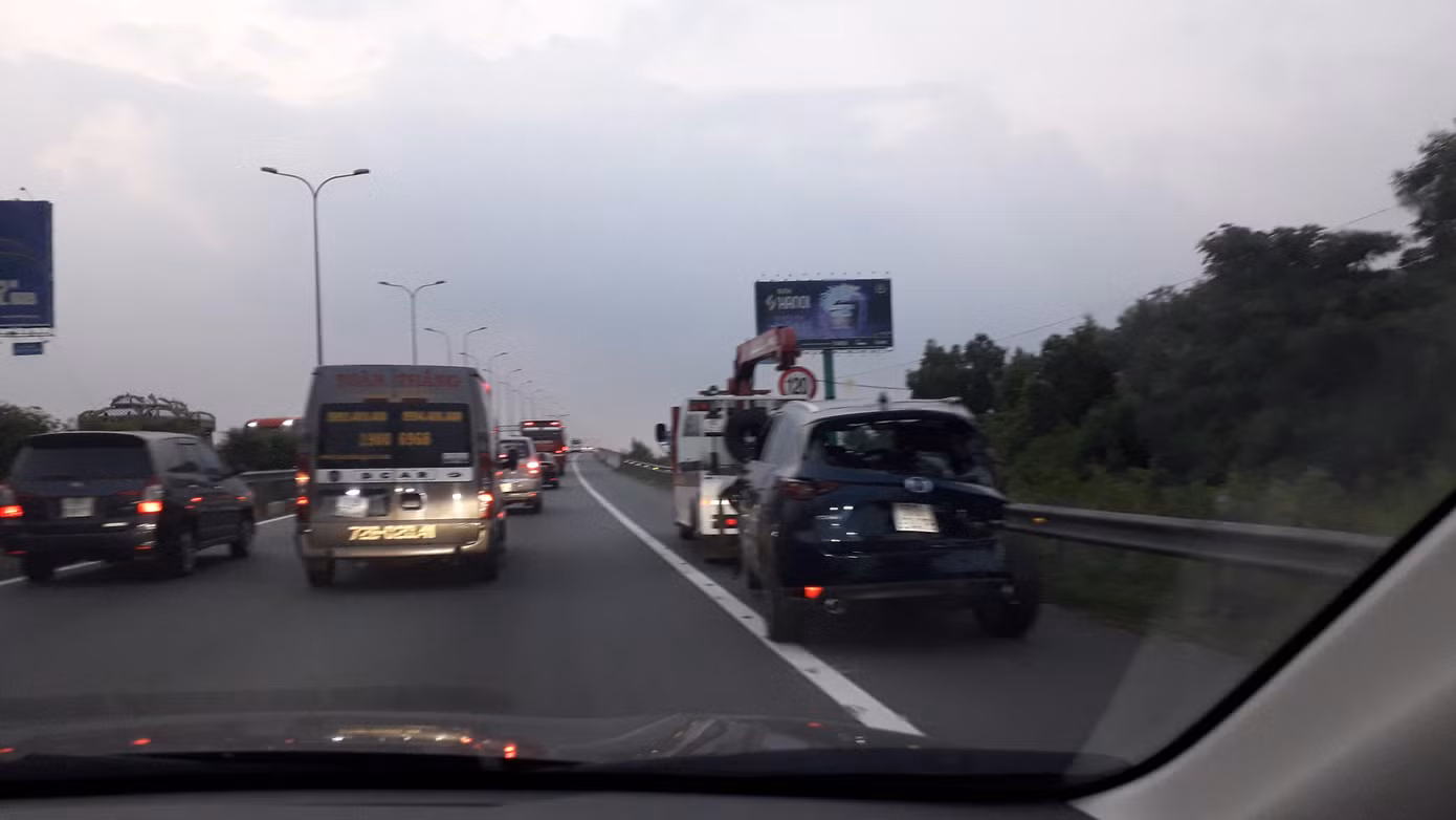 Cao tốc Long Thành kẹt nhiều giờ, dân phá dải phân cách đi bộ về TPHCM ảnh 5