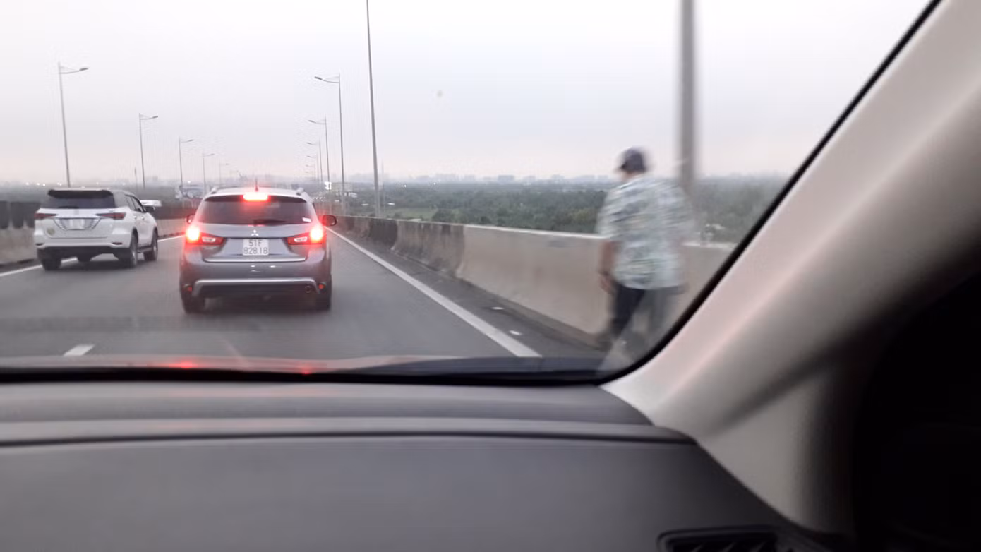 Cao tốc Long Thành kẹt nhiều giờ, dân phá dải phân cách đi bộ về TPHCM ảnh 4
