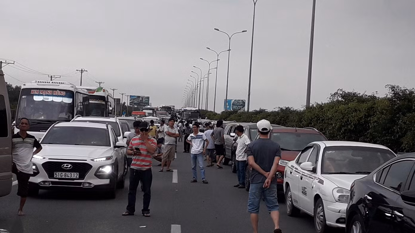 Cao tốc Long Thành kẹt nhiều giờ, dân phá dải phân cách đi bộ về TPHCM ảnh 2