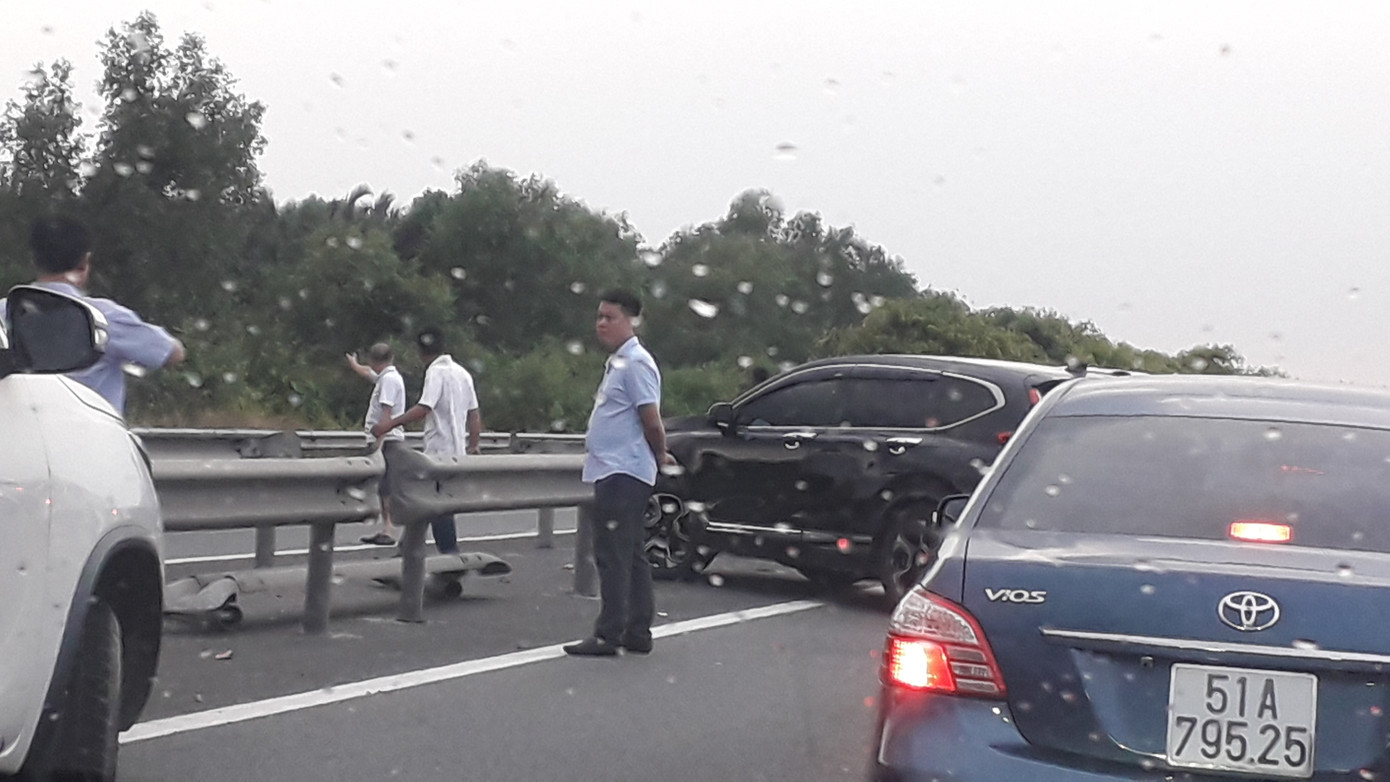 Cao tốc Long Thành kẹt nhiều giờ, dân phá dải phân cách đi bộ về TPHCM ảnh 3