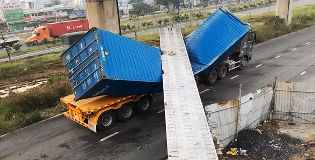 TPHCM điều tra khẩn vụ sập cầu vượt bộ hành Suối Tiên ảnh 1