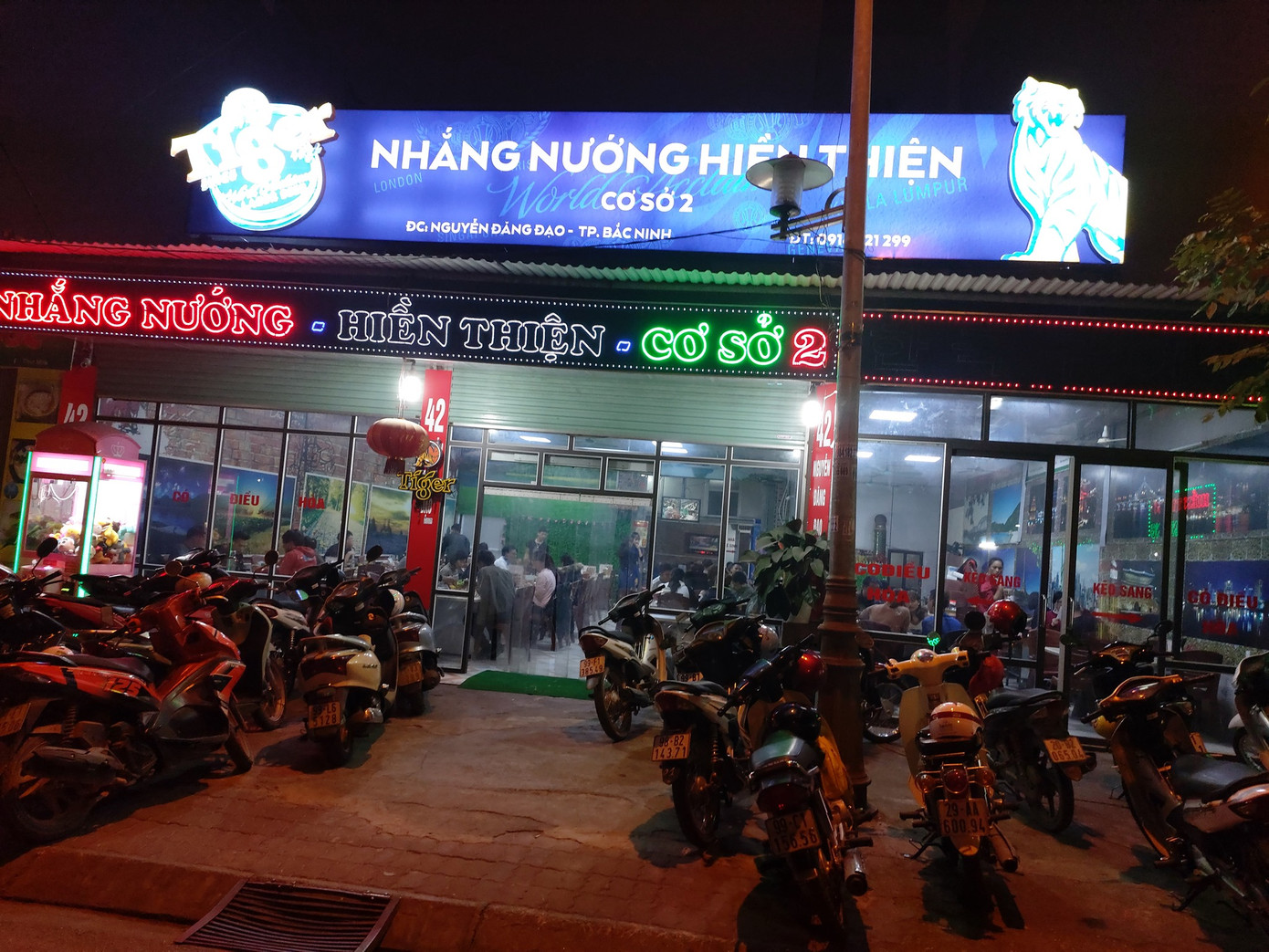 Bắt giam chủ quán hành xử kiểu giang hồ, bắt nữ khách hàng quỳ gối ảnh 2