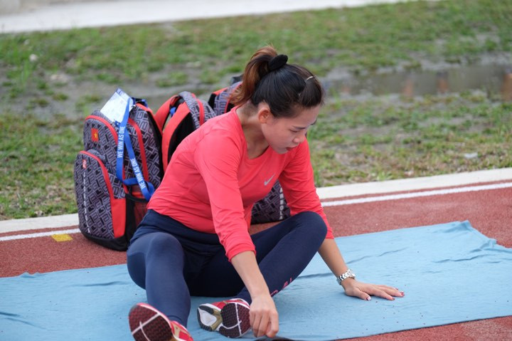 'Nữ hoàng' Tú Chinh rạng ngời trên sân tập điền kinh SEA Games ảnh 11