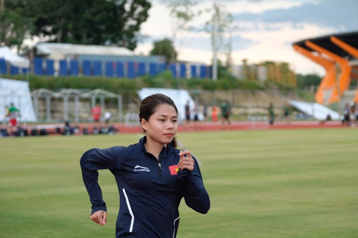 'Nữ hoàng' Tú Chinh rạng ngời trên sân tập điền kinh SEA Games ảnh 13