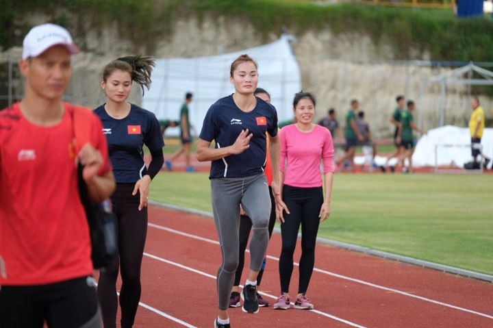 'Nữ hoàng' Tú Chinh rạng ngời trên sân tập điền kinh SEA Games ảnh 14