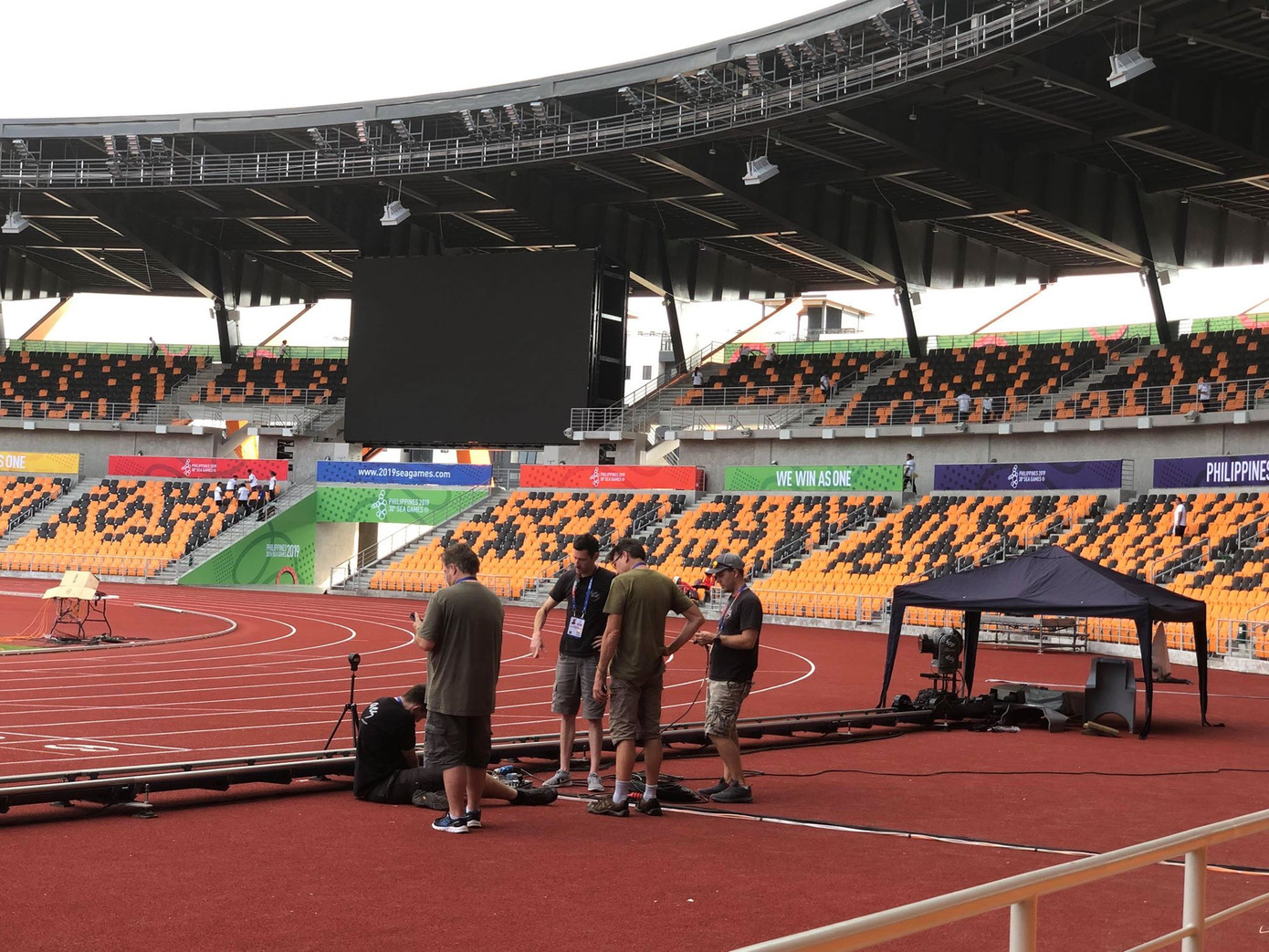 'Nữ hoàng' Tú Chinh rạng ngời trên sân tập điền kinh SEA Games ảnh 1