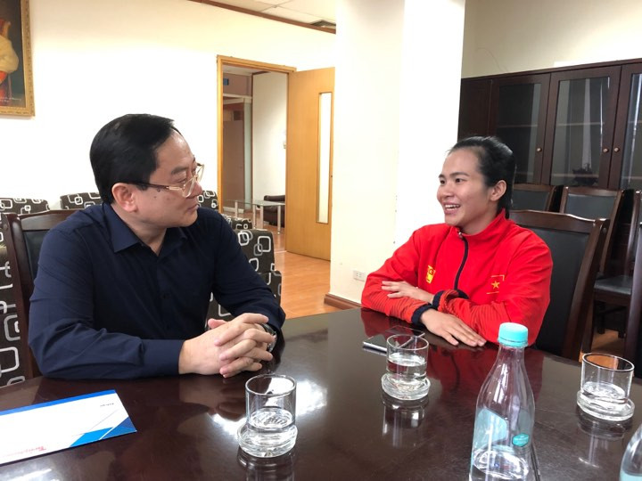 Quỹ Hỗ trợ tài năng trẻ VN trao thưởng đặc biệt cho lực sỹ Vương Thị Huyền ảnh 1