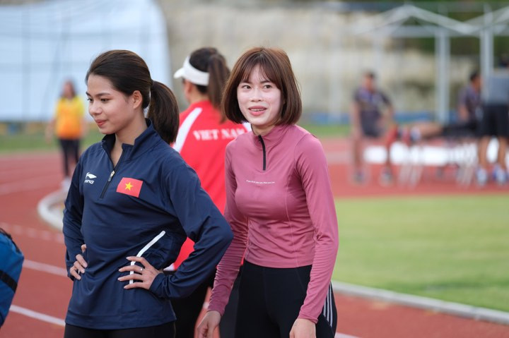 'Nữ hoàng' Tú Chinh rạng ngời trên sân tập điền kinh SEA Games ảnh 12