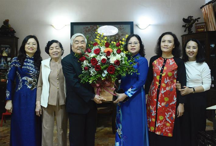 Bộ trưởng Phùng Xuân Nhạ thăm, chúc mừng các nguyên Bộ trưởng GD&ĐT ảnh 2