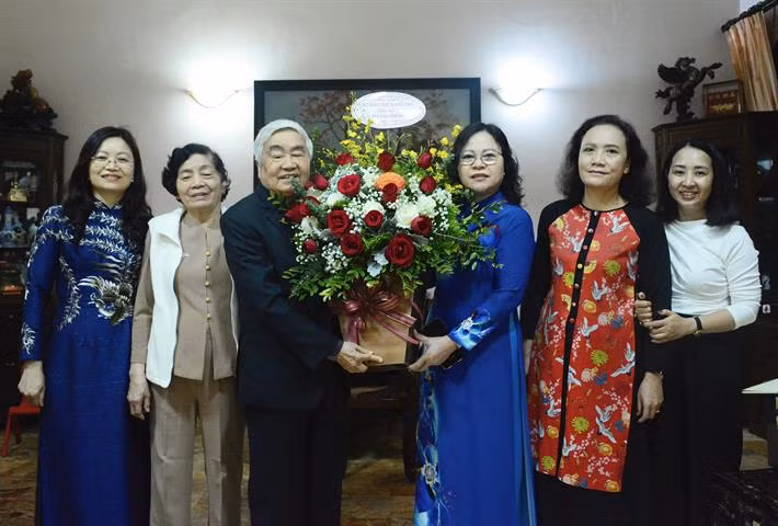 Bộ trưởng Phùng Xuân Nhạ thăm, chúc mừng các nguyên Bộ trưởng GD&ĐT ảnh 2