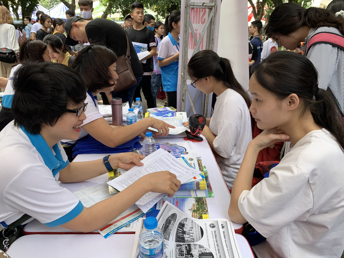 Cử giáo viên đưa thí sinh duy nhất từ Kon Tum sang Đắk Lắk thi tốt nghiệp đợt 2 ảnh 3 Cử giáo viên đưa thí sinh duy nhất từ Kon Tum sang Đắk Lắk thi tốt nghiệp đợt 2 ảnh 3