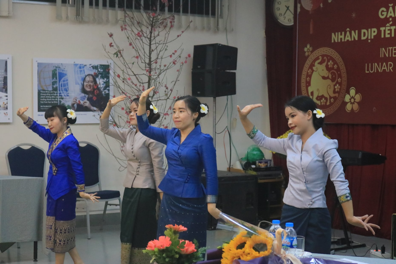 Lưu học sinh nước ngoài gói bánh chưng, học múa chờ đón giao thừa tại Việt Nam ảnh 2