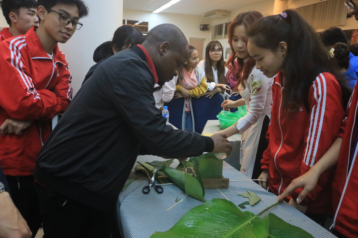 Lưu học sinh nước ngoài gói bánh chưng, học múa chờ đón giao thừa tại Việt Nam ảnh 3