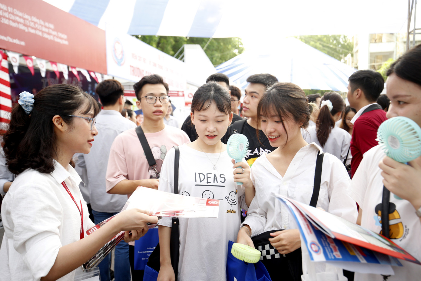 Hàng ngàn học sinh đội nắng đến ngày hội tuyển sinh 2020 ảnh 2