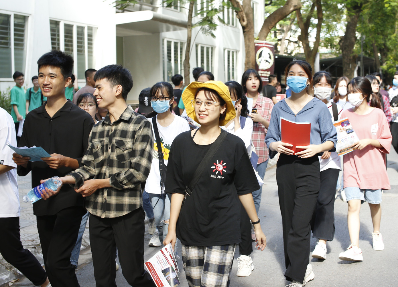 Hàng ngàn học sinh đội nắng đến ngày hội tuyển sinh 2020 ảnh 4